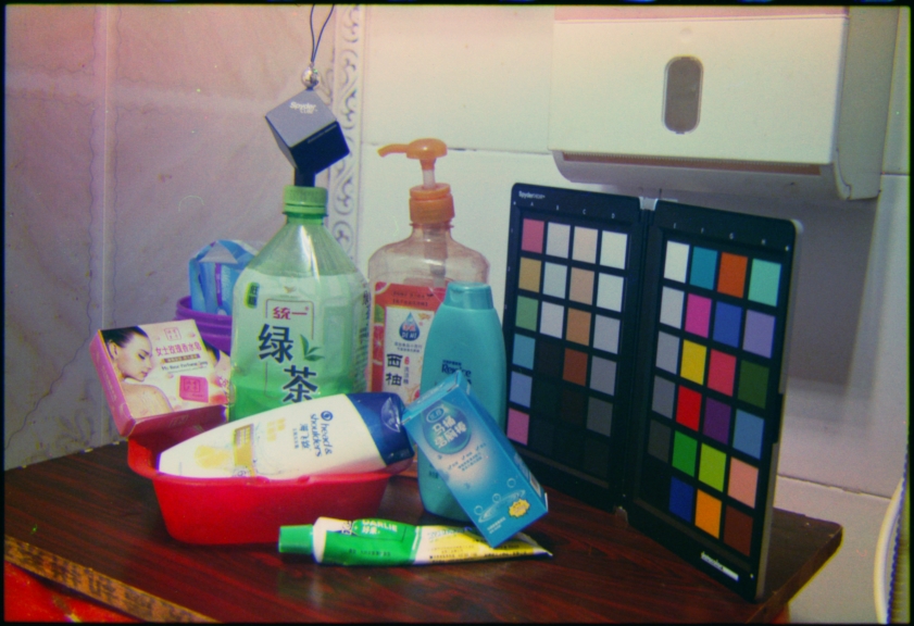 《泥嚎瑟踩》用黑白胶卷和滤色片拍的“彩色”照片